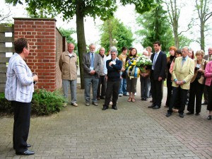 Gedenkfeier 2008 Edda Schaaf, rührige Organisatorin der Gedenkreise von deutscher Seite, bei ihrer Ansprache