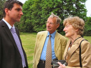 Gedenkfeier 2008 Geert Fierstra, ehemaliger Inhaftierter, und seine Frau Clara im Gespräch mit unserem Bürgermeister