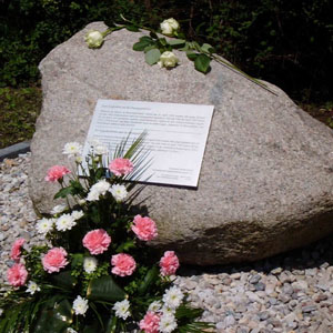 Weihe von Gedenkstein für niederländische Opfer in Neukieritzsch